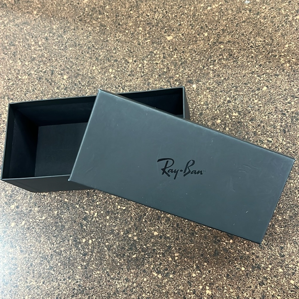 Ray Ban glasses case with box - Picture 6 of 6